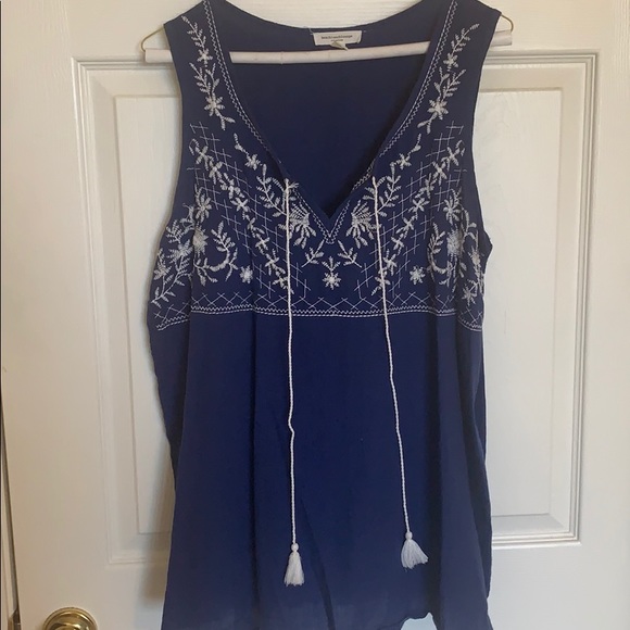 Embroidered linen top - Picture 5 of 5